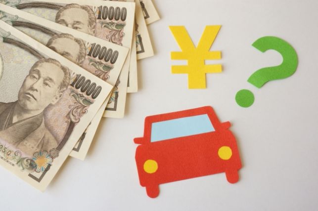 お金と紙で作られた車